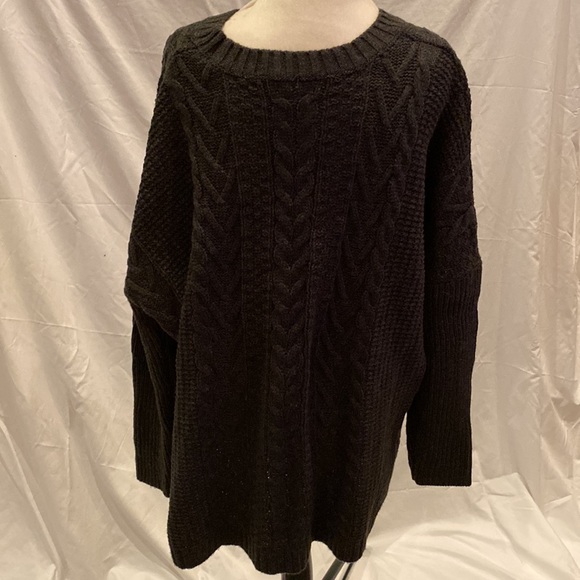 Beautiful charcoal gray, oversized cable knit sweater - Picture 3 of 6